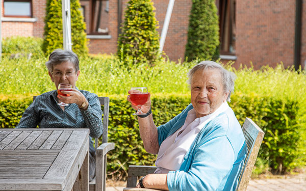 Seniorenzorg Philippus Neri senioren genieten van een drankje op het terras